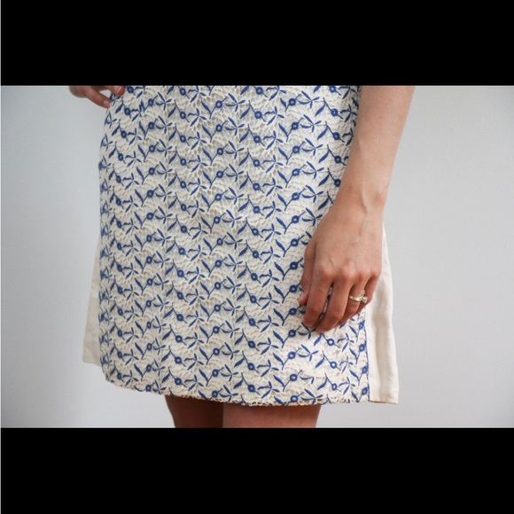 1960s Vintage Floral Eyelet Lace Overlay Shift Dress in White and Blue - Picture 3 of 6